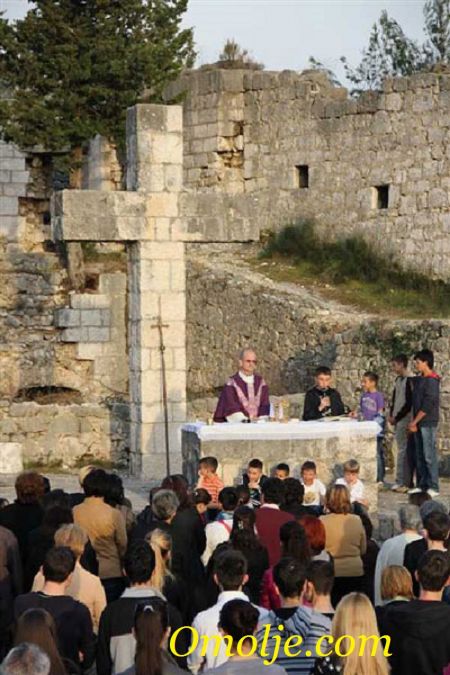 Read more: Stolac, naloženo rušenje križa i postaja križnog puta u Starom gradu